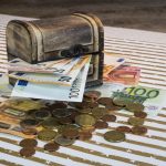 Kiste mit Euro: Münzen und Scheine